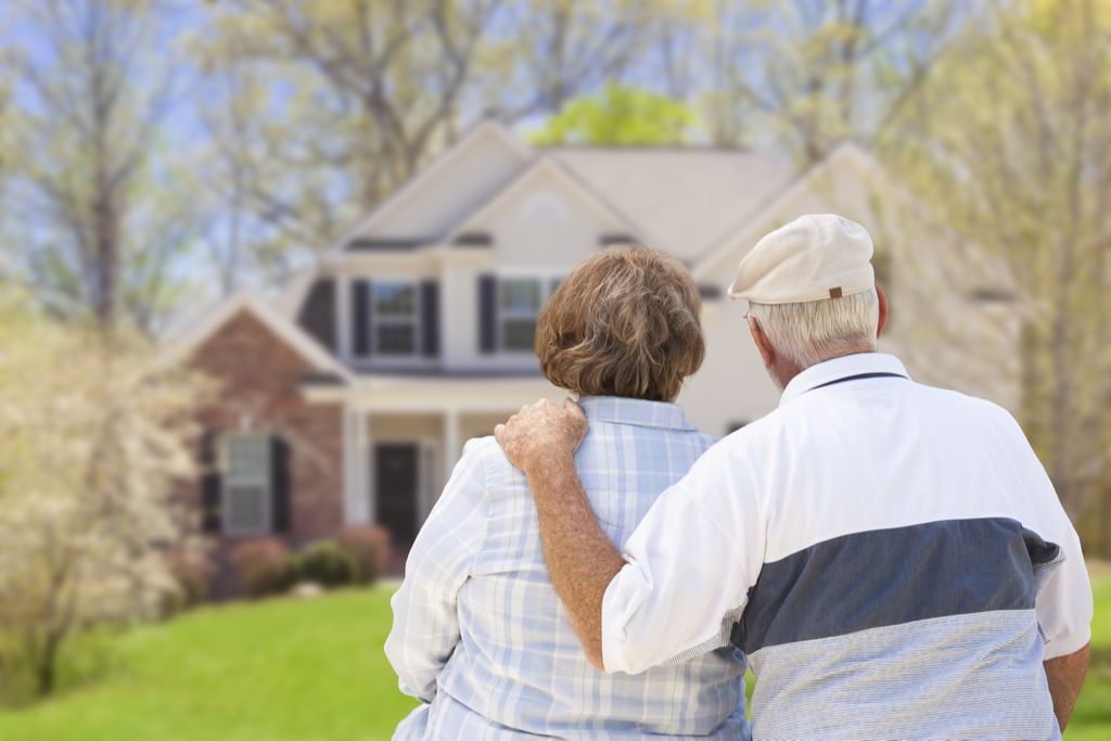 Starší pár při pohledu na domov není připraven odejít do důchodu