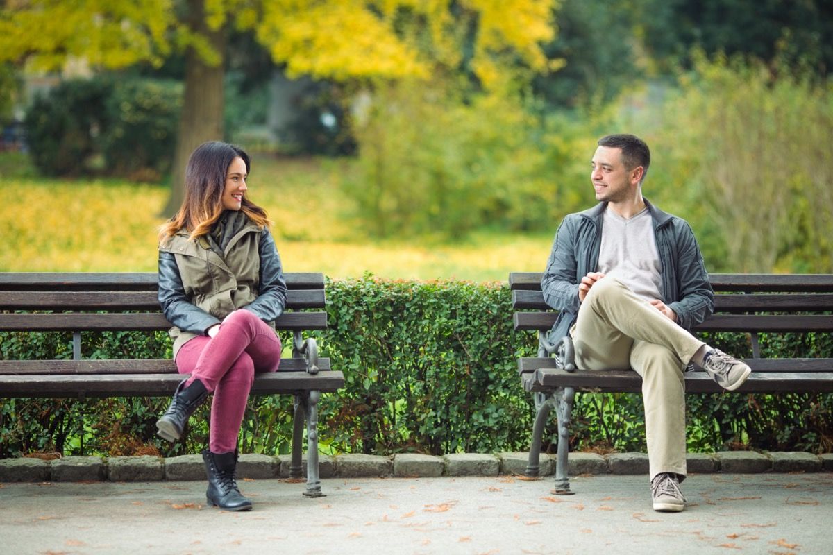 Среща на млад мъж и жена в парка