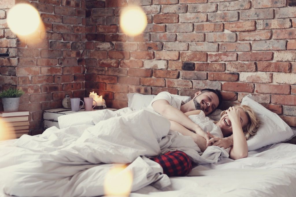 coppia che si sveglia a letto, buongiorno, 20 frasi da dirle