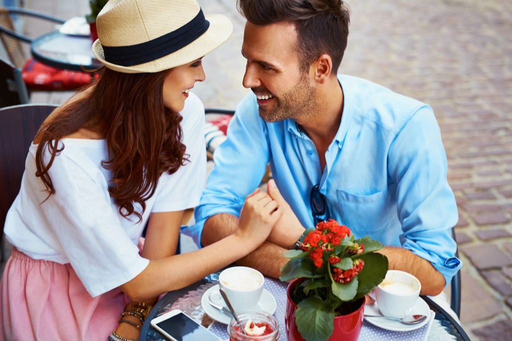 parella feliç parlant, 20 frases que li encanten