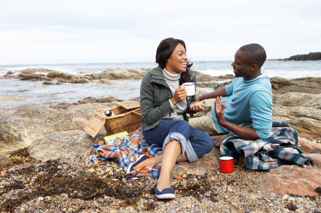 pasangan di pantai, piknik, 20 frase yang ingin dia dengar