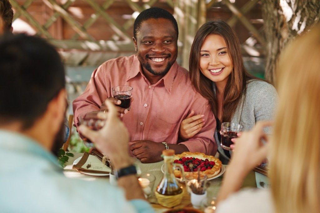 Makan Malam Thanksgiving Pasangan Berurusan dengan Stres Liburan