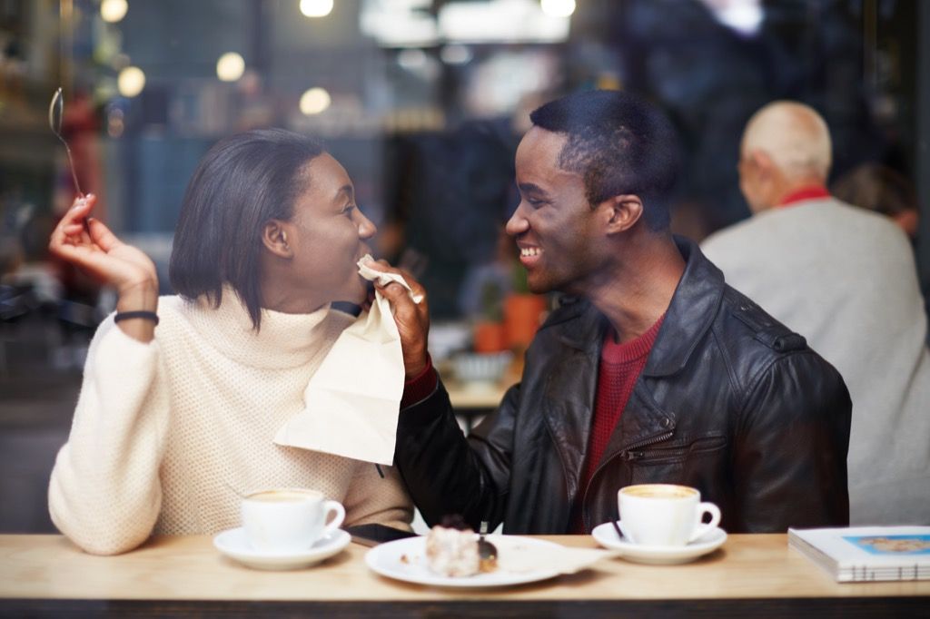 커피 숍에서 낭만적 인 데이트 커플