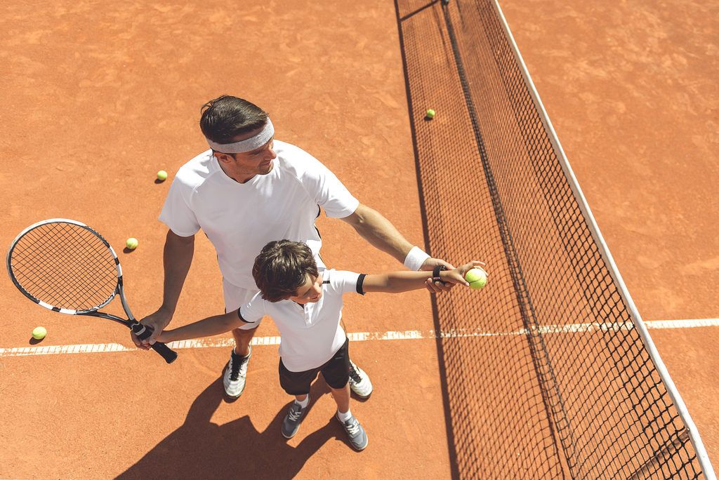 баща преподава тенис на син