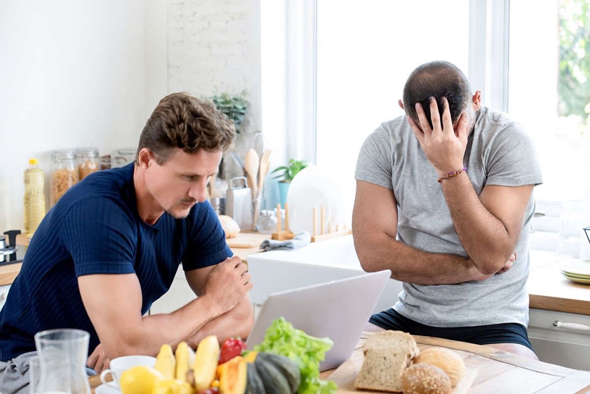 Vīriešiem ir saspringta diskusija virtuvē