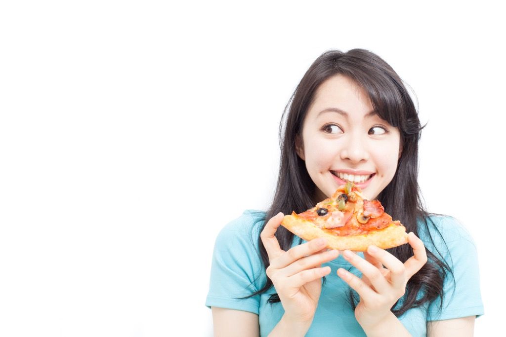 Teenager, der Pizza isst