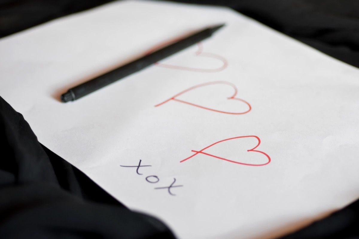Meilės pastaba ranka rašytos širdies formos ant balto popieriaus su pieštuku