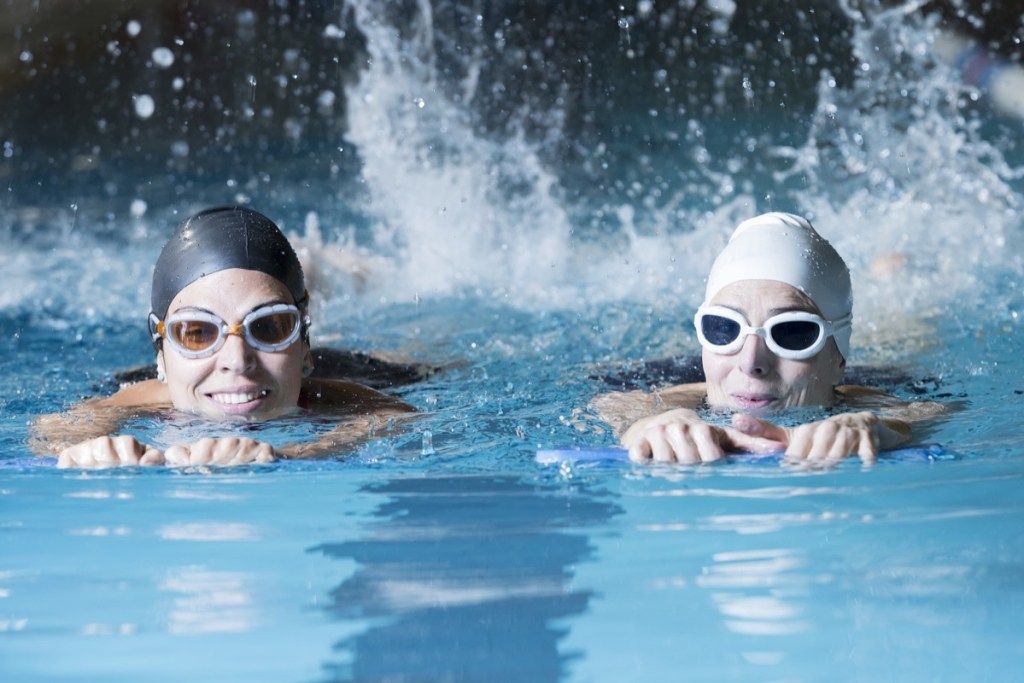 vyresnės moterys plaukioja
