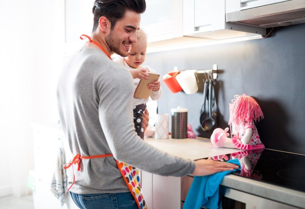 isä ja hänen vauvansa siivoavat keittiön tiskiä