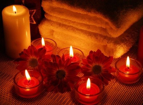 Kerzen, Blumen und Handtücher