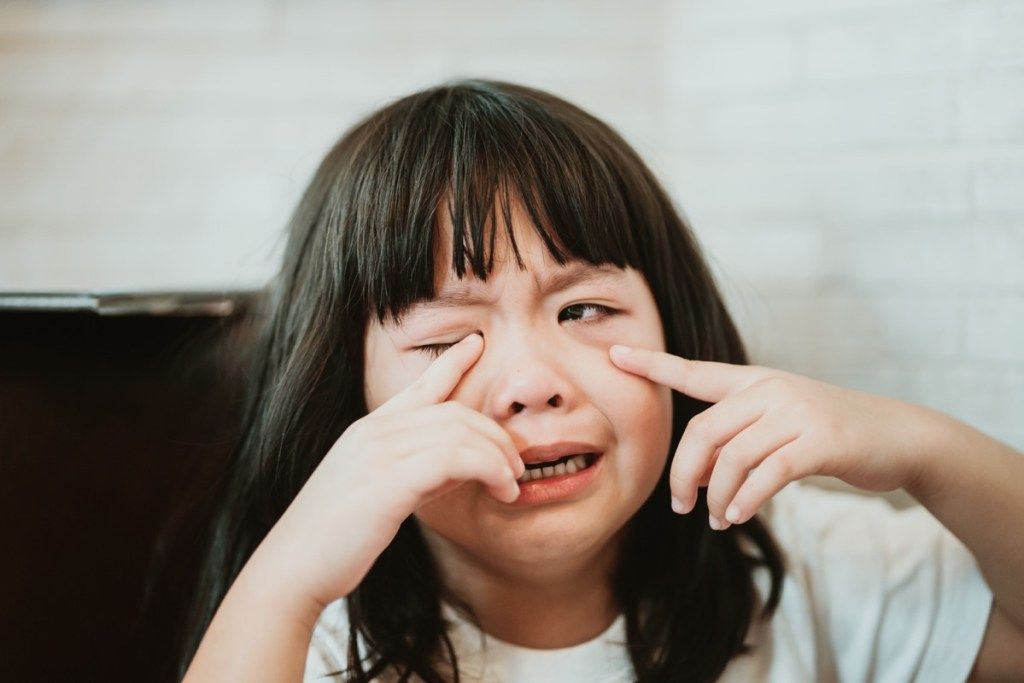 lapsi itkee ravintolassa