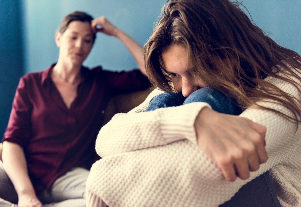 Remaja yang Depresi Merajuk Di Samping Ibunya Bagaimana Pengasuhan Telah Berubah