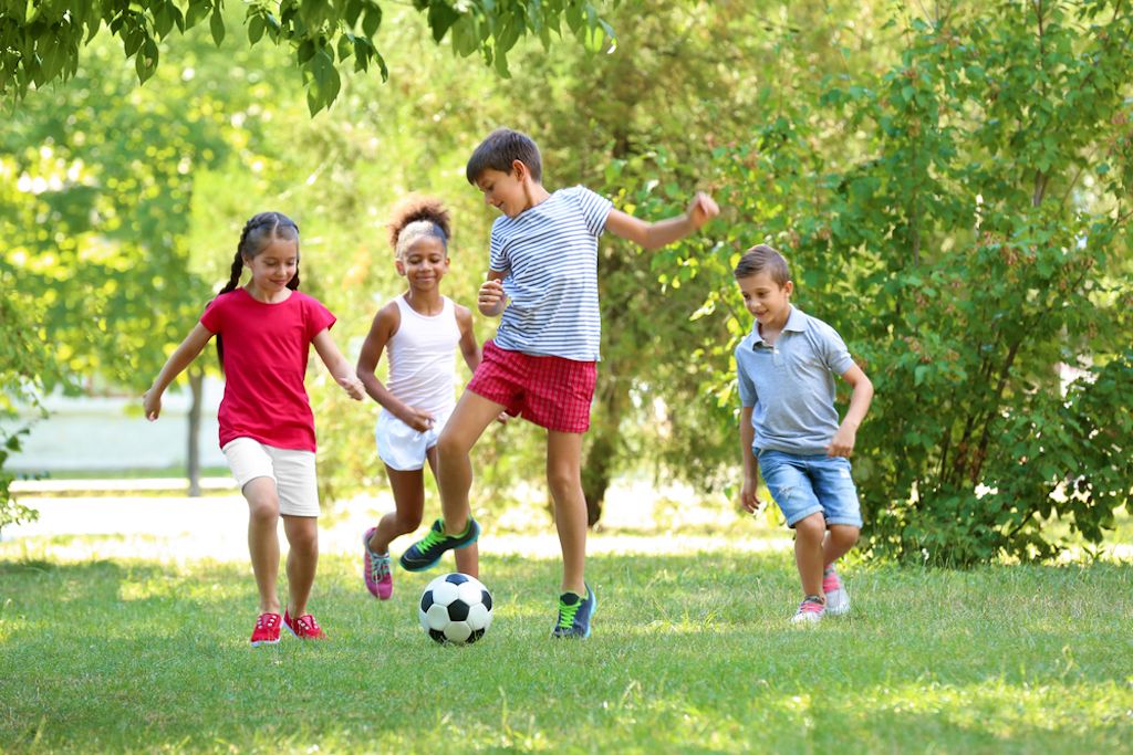 Kinder spielen Fußball, schlimmste Dinge in den Vororten