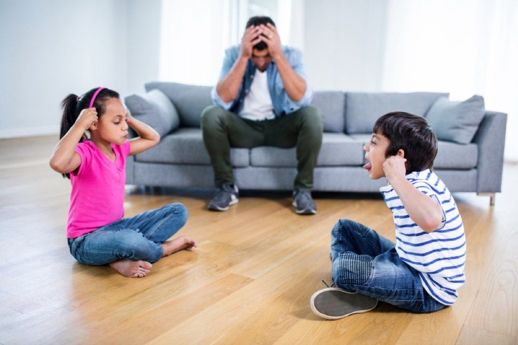 Vater fühlt sich zu Hause frustriert, schlechte Ratschläge zur Elternschaft