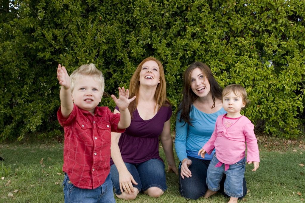 жени с децата си, подготвят децата за развод