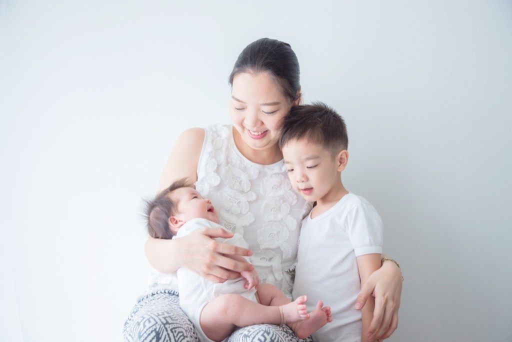 Азиатска мама с две деца, подгответе децата за развод