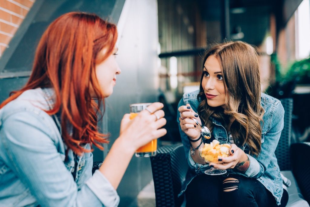 две жени, които ядат и пият навън, нещата знаят разведените хора