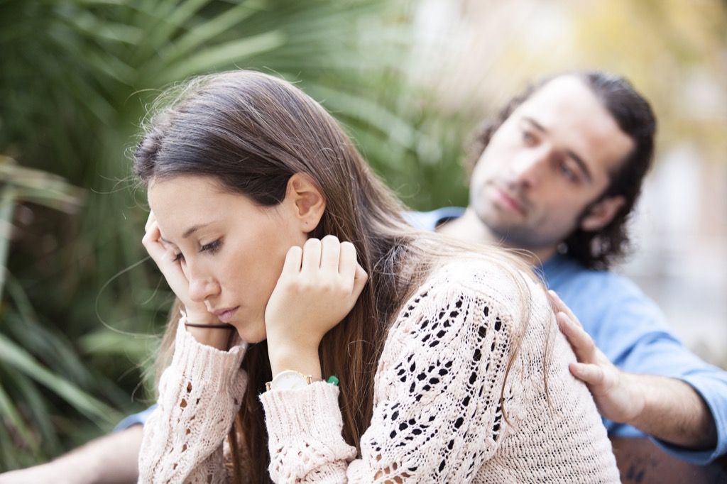 жена и мъж разстроени на пейката в парка, нещата разведените хора знаят