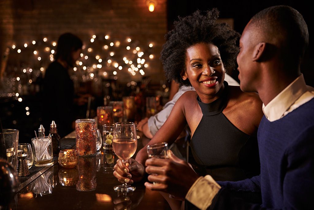 parella negra en un bar en una cita