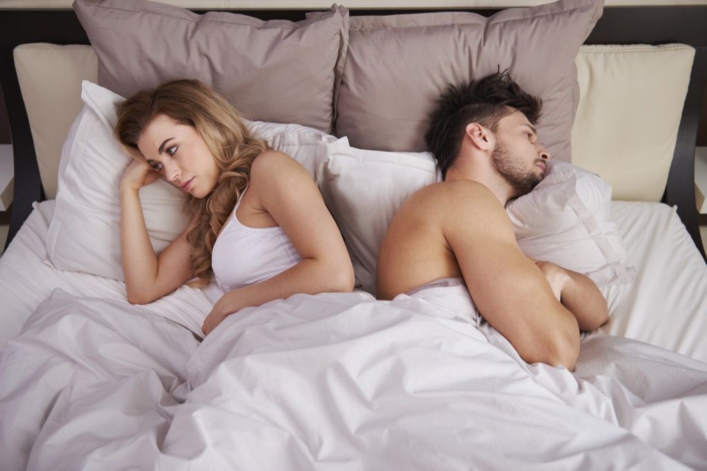 زوجان غاضبان في سرير الزوج أخطاء