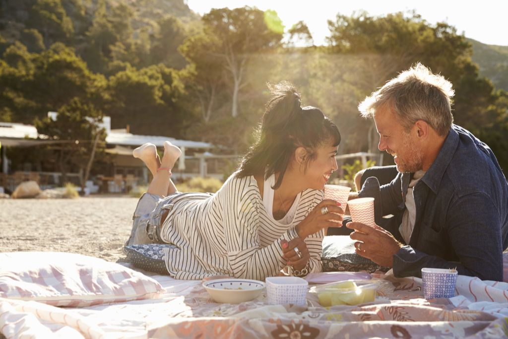 Paar mit Picknick Valentinstag