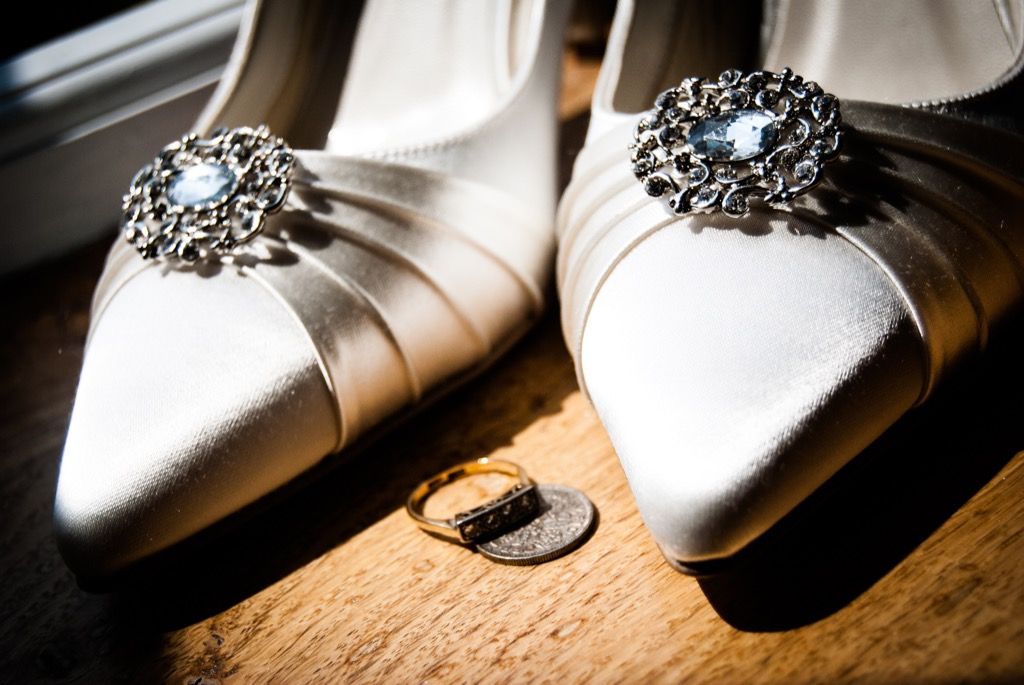 Zapato de novia de seis peniques 20 tradiciones de bodas anticuadas que ya nadie hace