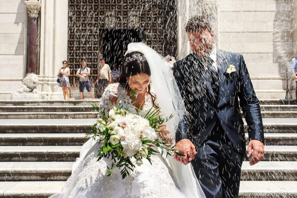 duchar a los recién casados ​​20 tradiciones de bodas anticuadas que ya nadie hace