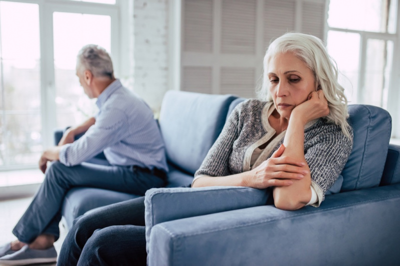   По-възрастна двойка се кара и се кара на дивана, над 50 съжаления