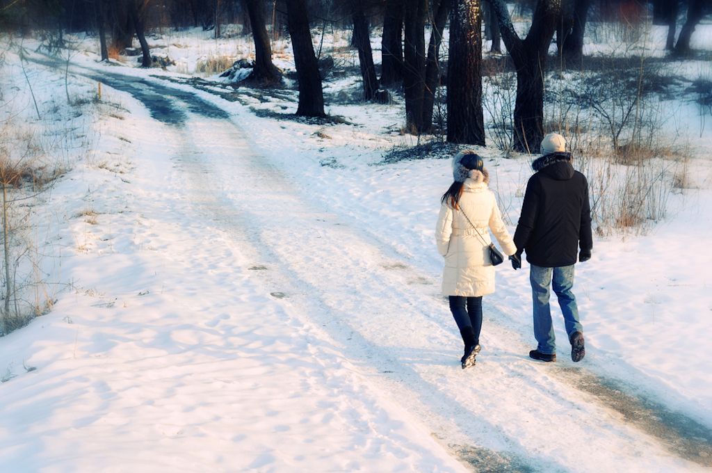 cặp đôi đi bộ trong tuyết