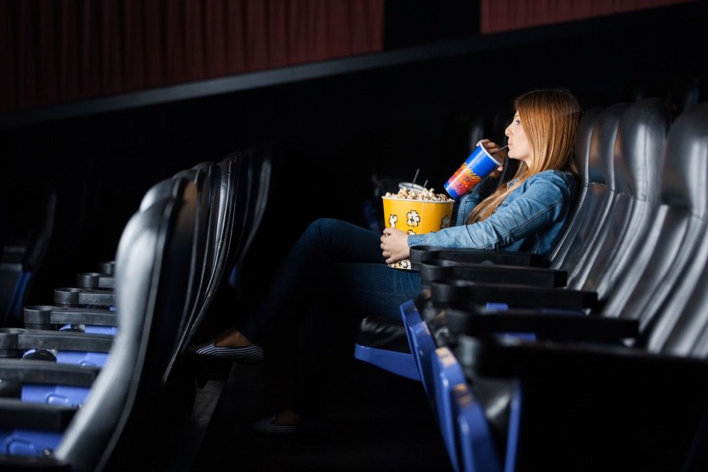 một mình ở rạp chiếu phim