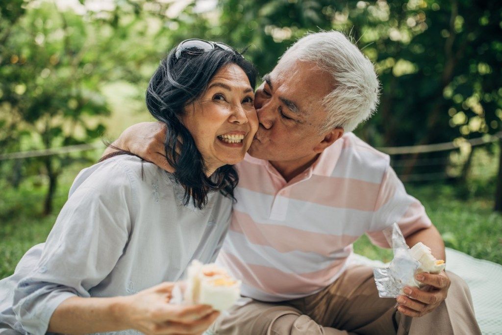 älteres asiatisches Paar küsst sich