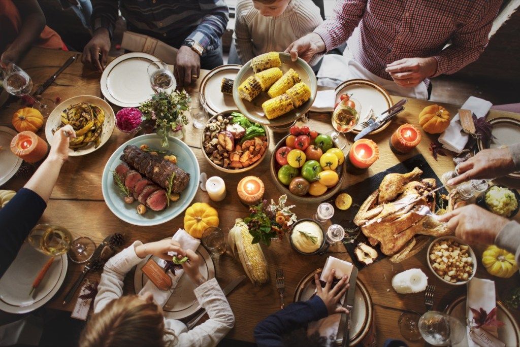 Ģimene kopā ēd pateicību