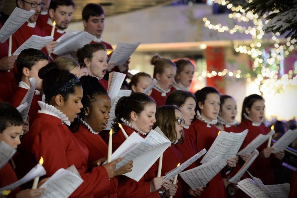 Bērnu kora dziedāšana Ziemassvētku dievkalpojumos