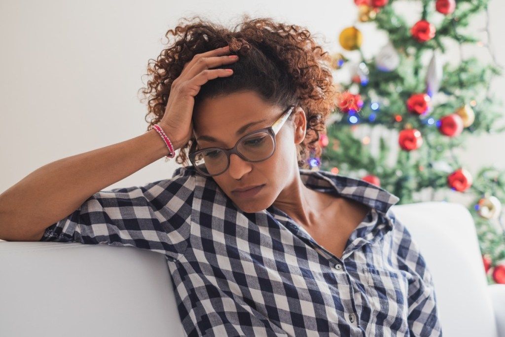 Sieviete meklē satraukumu un skumjas blakus Ziemassvētku eglītei