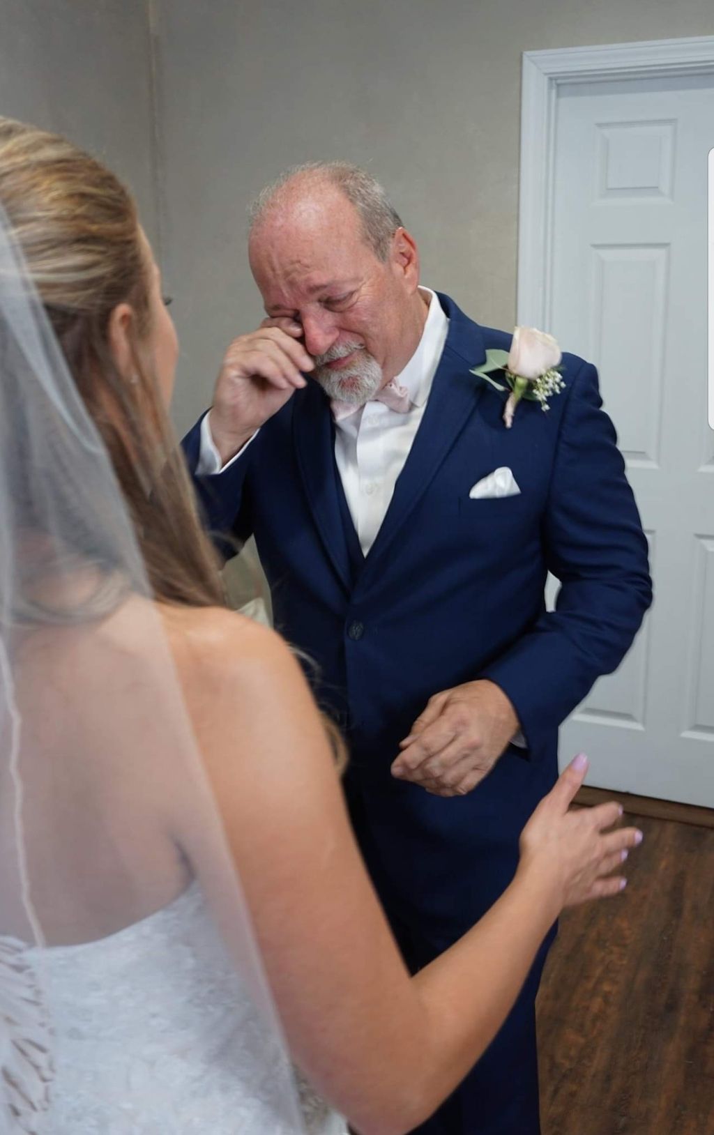 Ši virusinė nuotrauka, kurioje mergaitė verkia per dukters vestuves, visur jungiasi su tėčiais