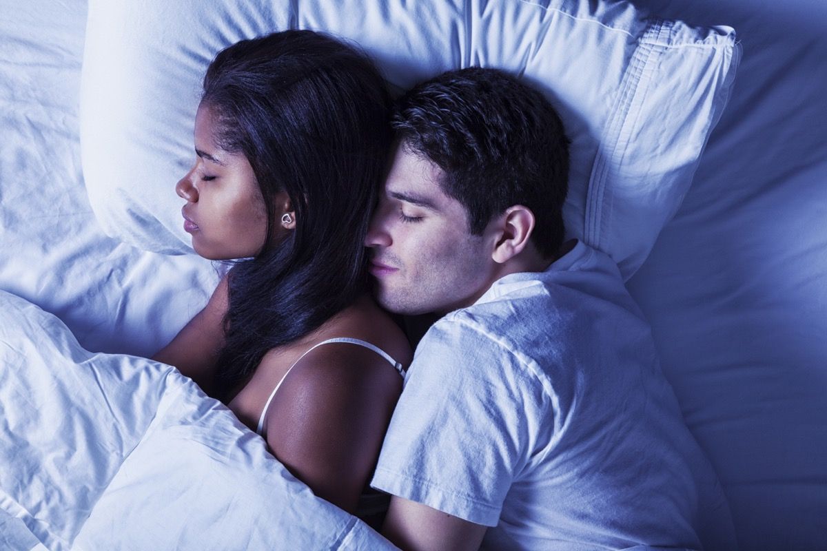 צילום מקרוב, של, אישה שחורה, מוחזק, מאחור, על ידי, איש לבן, במיטה