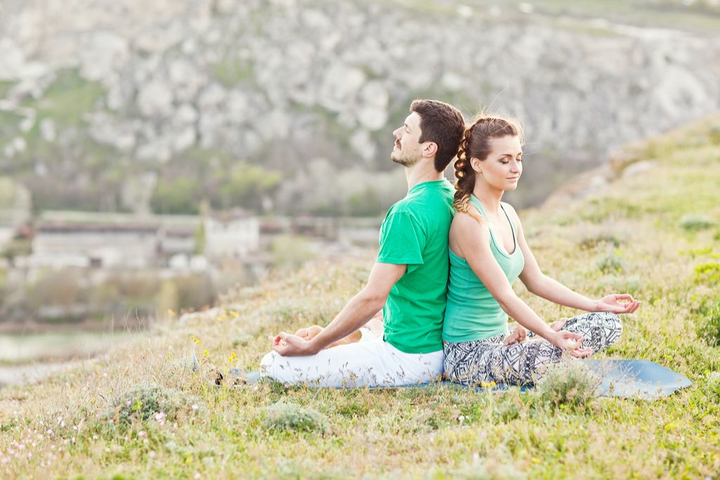 Двойка, занимаваща се с йога на планински роман, идеи за най-добри срещи