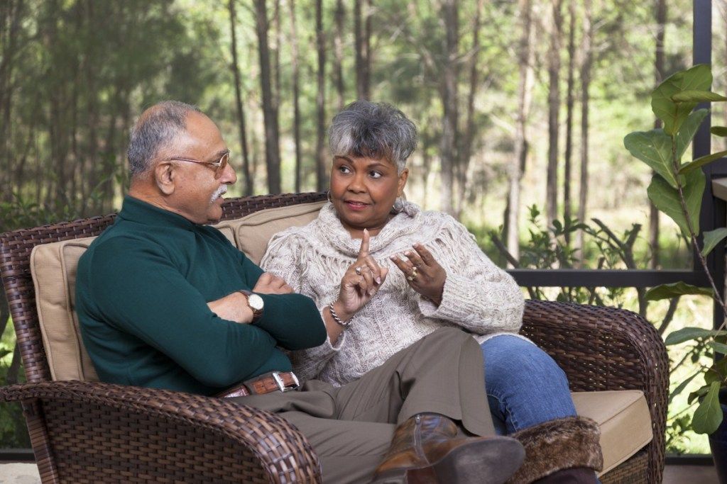 по-възрастна двойка говори за нарушители на сделки