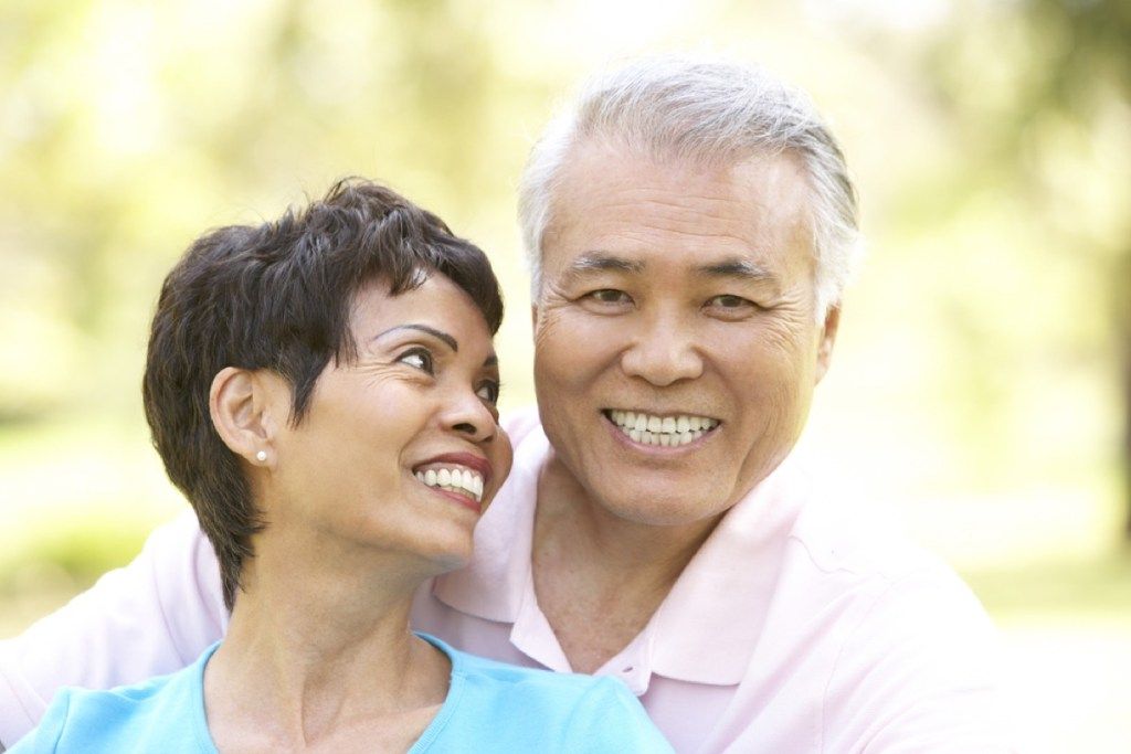 بڑی عمر کے جوڑے کے باہر پیار ہونے کی وجہ سے ، شادی کی طویل تر ترکیبیں