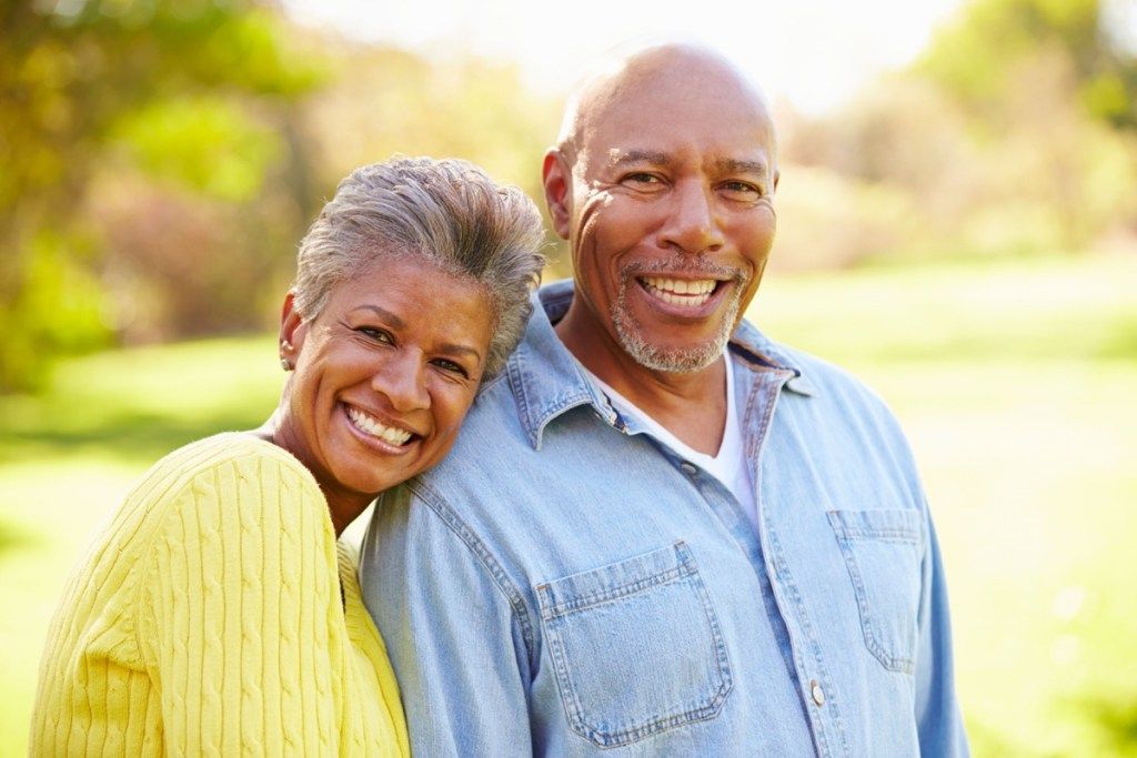 Pāris, kas vecāks par 50 gadiem, padomi ilgām laulībām