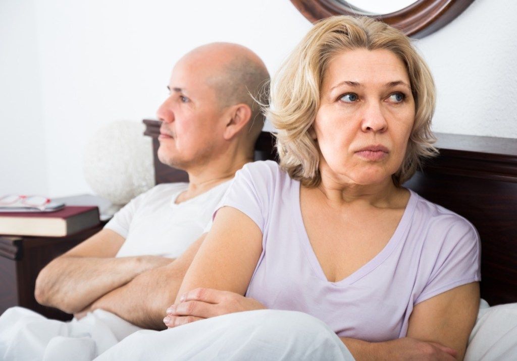vyresnė pora kovoja lovoje dėl to, ko niekada neturėtumėte pasakyti ginčydamasis su sutuoktiniu