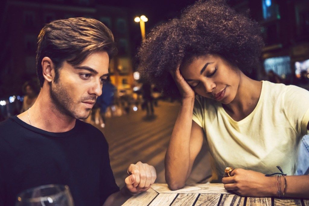 Interracial Paar kämpft gegen Dinge, die Sie niemals in einem Streit mit Ihrem Ehepartner sagen sollten