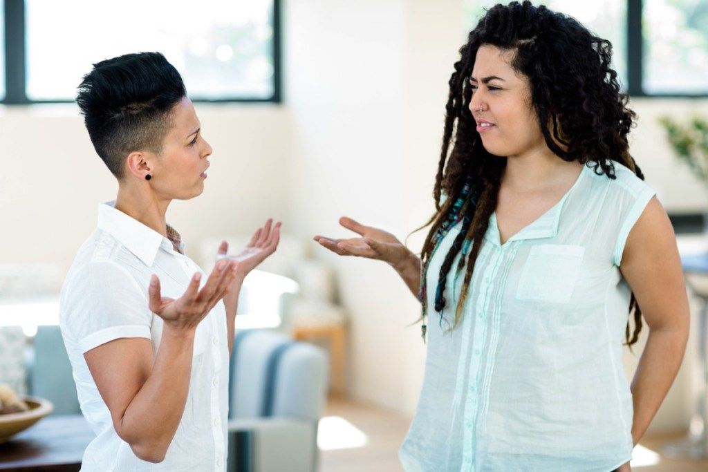 pareja de lesbianas peleando cosas que nunca debes decir en una discusión con tu cónyuge