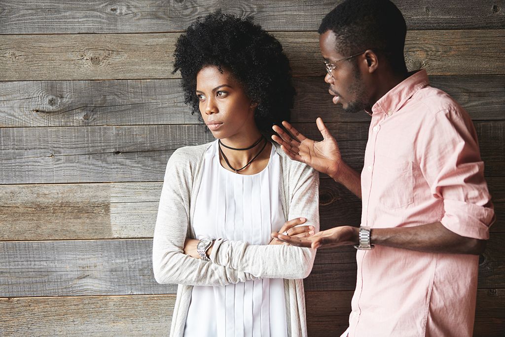 mies, joka on vihainen tyttöystävänsä aviomiehelle, erehdyttää asioita, joita sinun ei pitäisi koskaan sanoa riitasi puolisosi kanssa