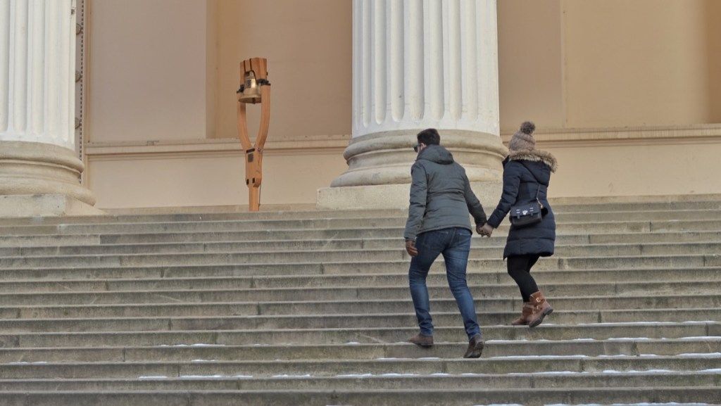 pareja caminando al museo, ideas para la primera cita
