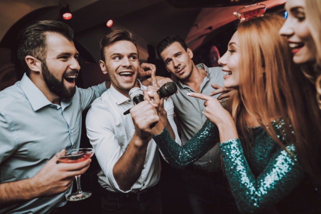 moški poje karaoke, medtem ko ženske gledajo, ideje za prvi zmenek