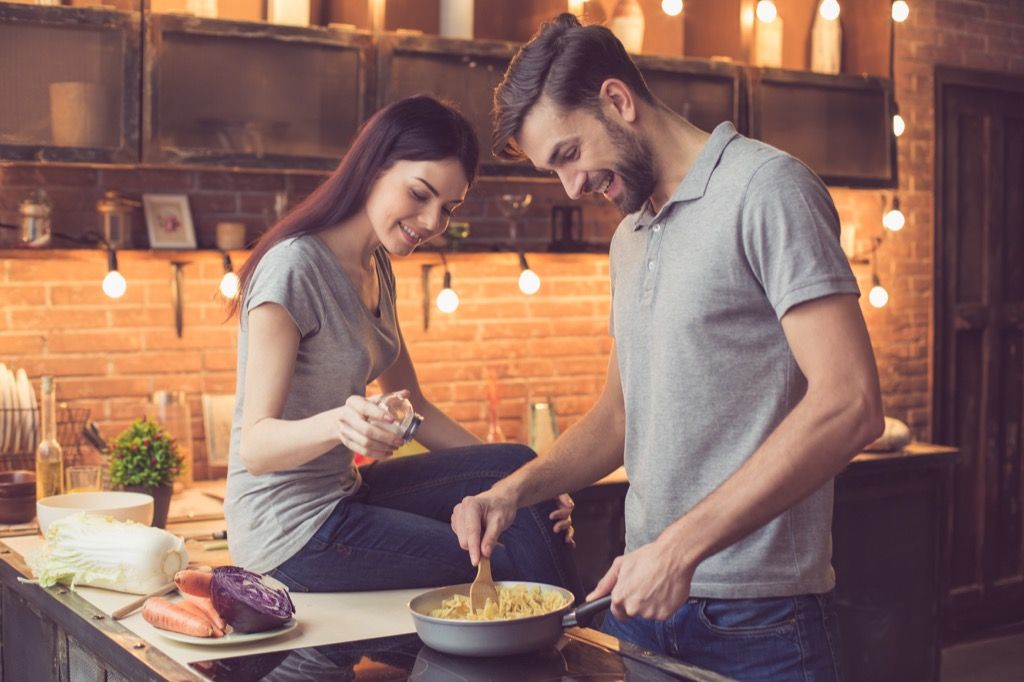 Couple cuisinant dans la cuisine {Healthy Habits}