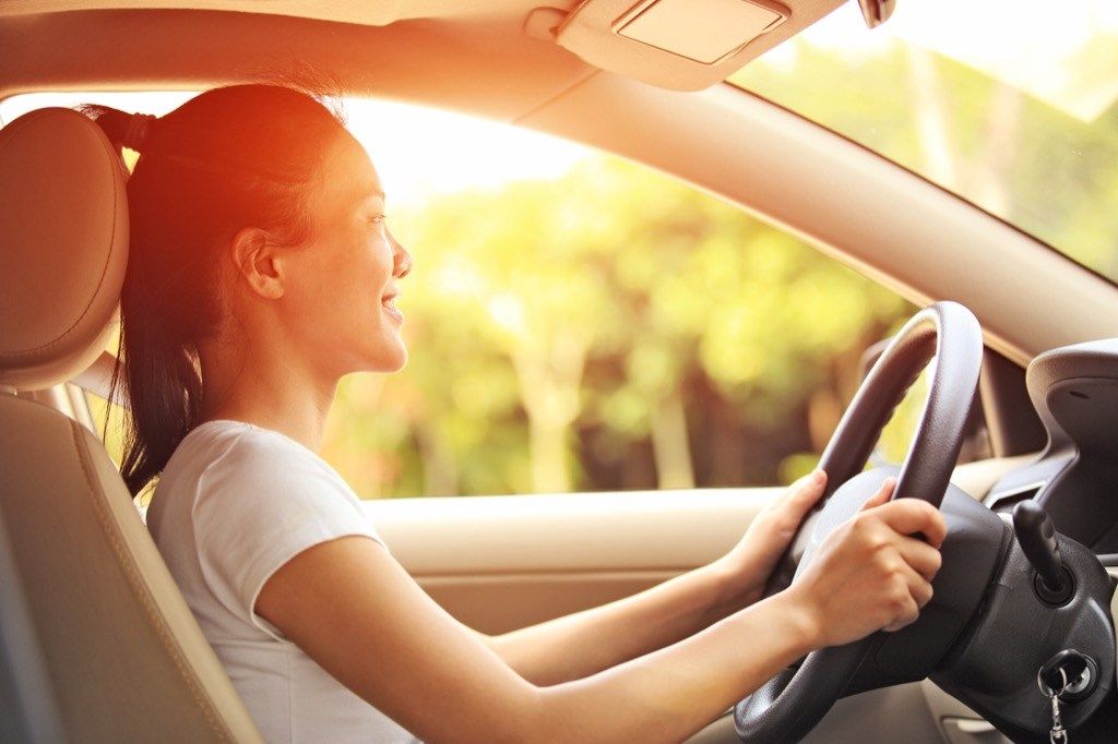 Moteris, vairuojanti būdama vieniša trisdešimtmetė
