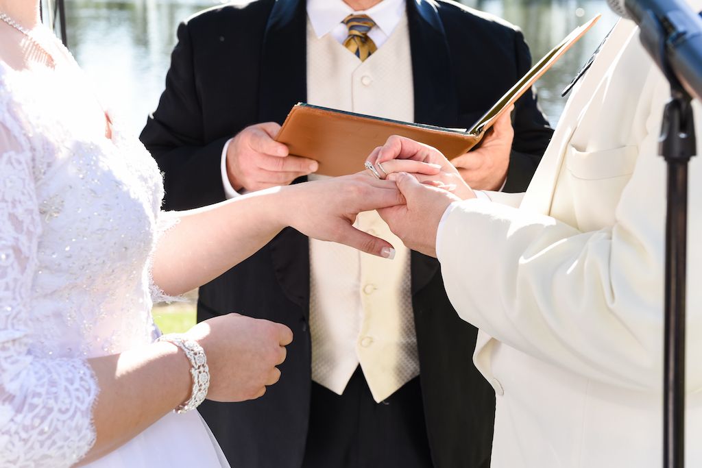 lo scambio di anelli a una cerimonia di matrimonio