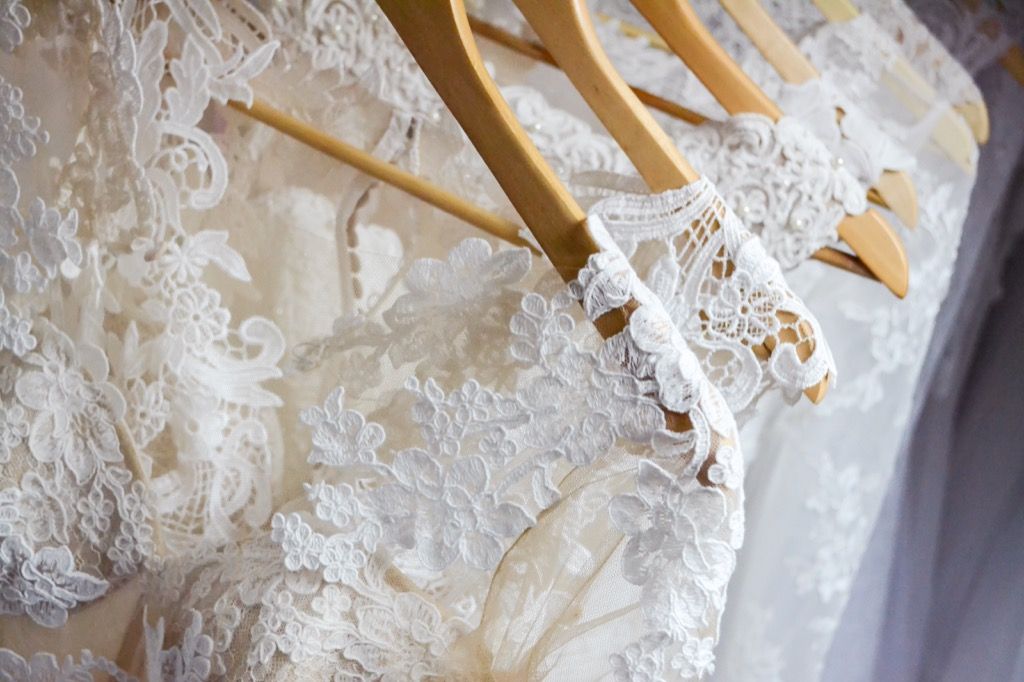 Los diseñadores de vestidos de novia lianas sacaron a la prensa con tela falsa